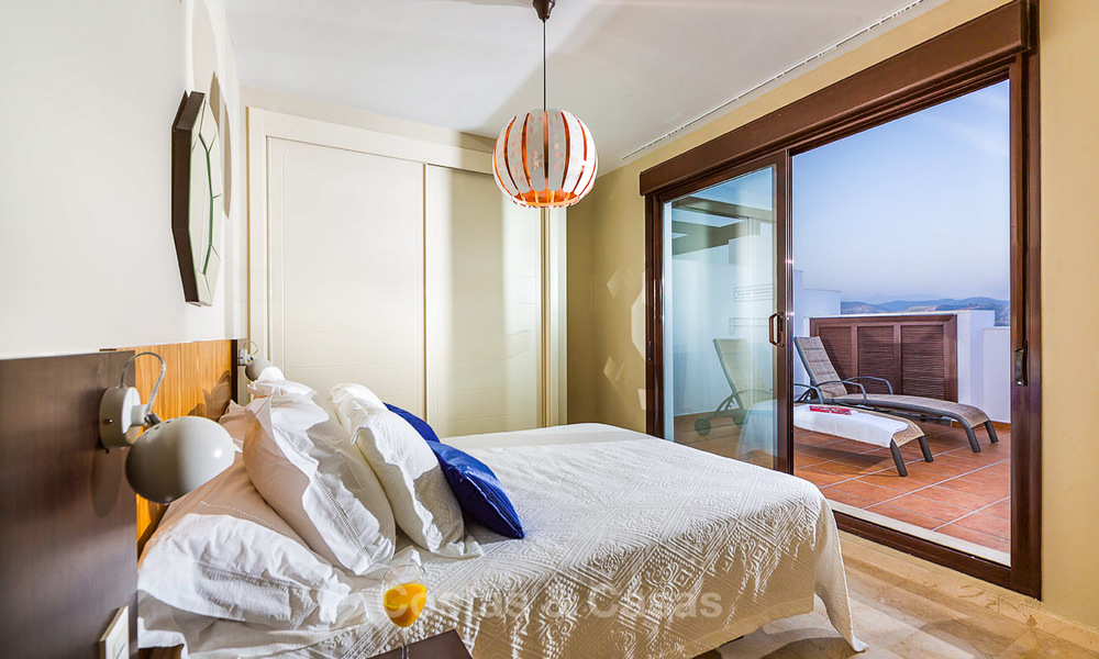 Appartements première ligne de golf à vendre dans un centre de vacances 4 étoiles avec vue sur le golf, la montagne et la mer - Estepona - Costa del Sol 9921