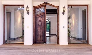 Villa palatiale de style méditerranéen à vendre dans un quartier résidentiel prestigieux côté plage, Guadalmina Baja, Marbella 9964 