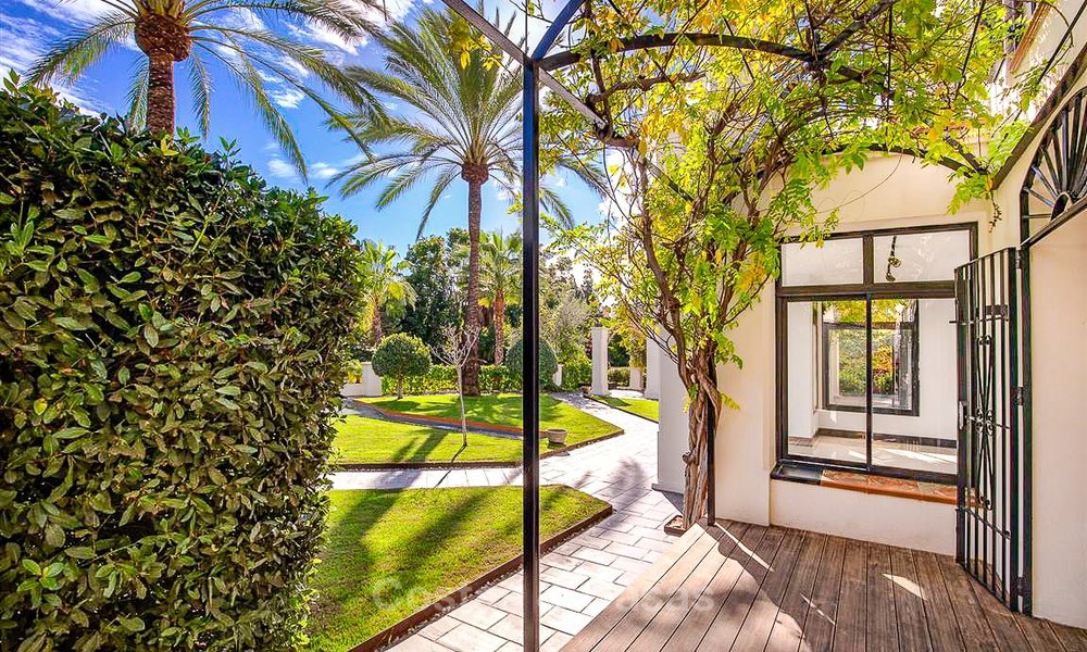 Villa palatiale de style méditerranéen à vendre dans un quartier résidentiel prestigieux côté plage, Guadalmina Baja, Marbella 9971