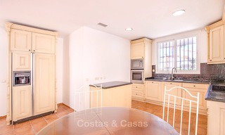 A vendre, spacieuse maison jumelée avec vue magnifique sur la mer, dans un complexe prestigieux en front de mer - Marbella Est 10048 