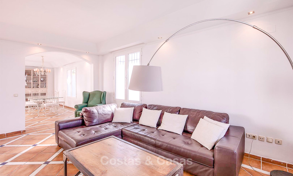 A vendre, spacieuse maison jumelée avec vue magnifique sur la mer, dans un complexe prestigieux en front de mer - Marbella Est 10050