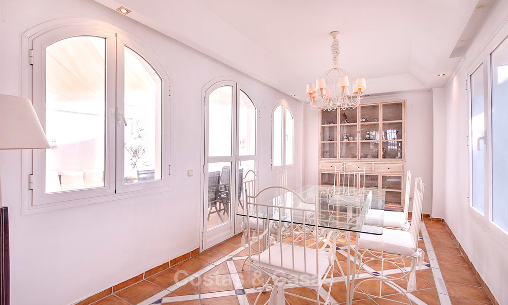 A vendre, spacieuse maison jumelée avec vue magnifique sur la mer, dans un complexe prestigieux en front de mer - Marbella Est 10051