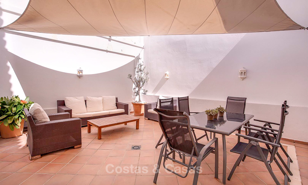 A vendre, spacieuse maison jumelée avec vue magnifique sur la mer, dans un complexe prestigieux en front de mer - Marbella Est 10053