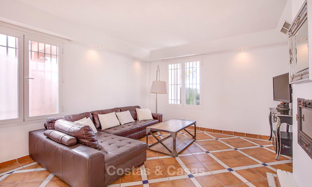 A vendre, spacieuse maison jumelée avec vue magnifique sur la mer, dans un complexe prestigieux en front de mer - Marbella Est 10054
