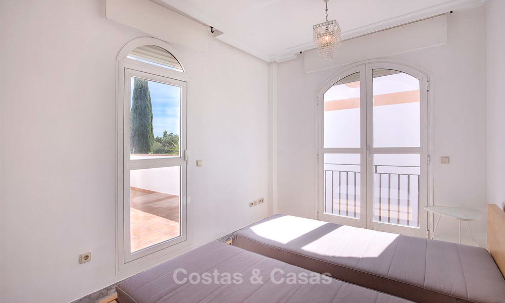 A vendre, spacieuse maison jumelée avec vue magnifique sur la mer, dans un complexe prestigieux en front de mer - Marbella Est 10056