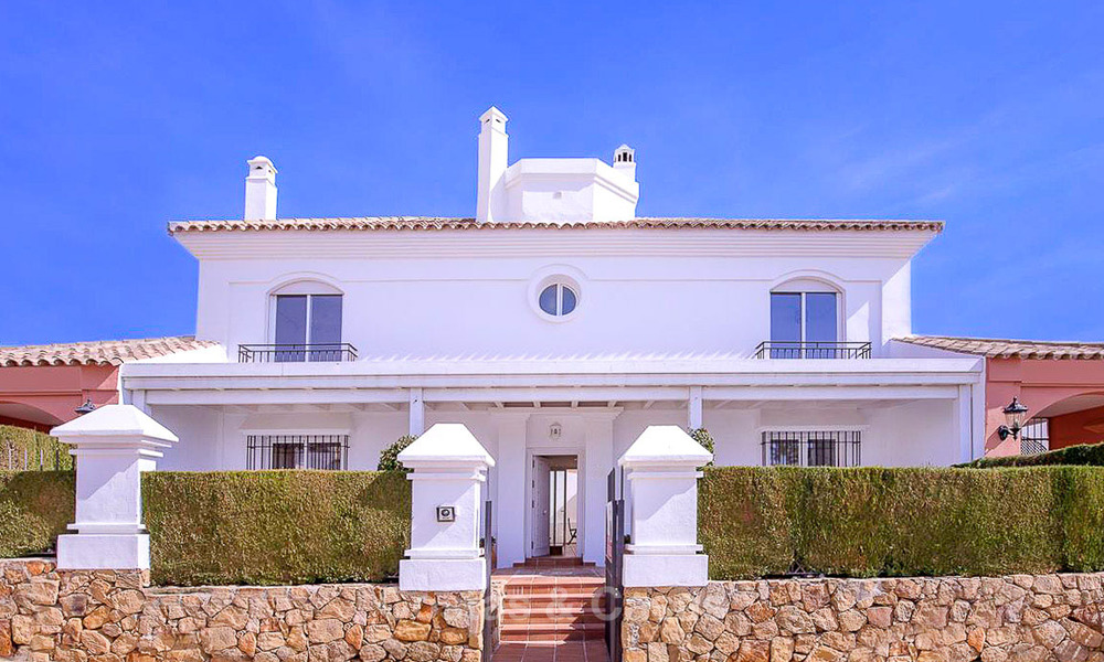 A vendre, spacieuse maison jumelée avec vue magnifique sur la mer, dans un complexe prestigieux en front de mer - Marbella Est 10072