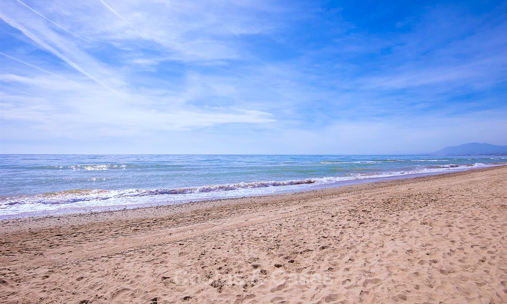 A vendre, spacieuse maison jumelée avec vue magnifique sur la mer, dans un complexe prestigieux en front de mer - Marbella Est 10058