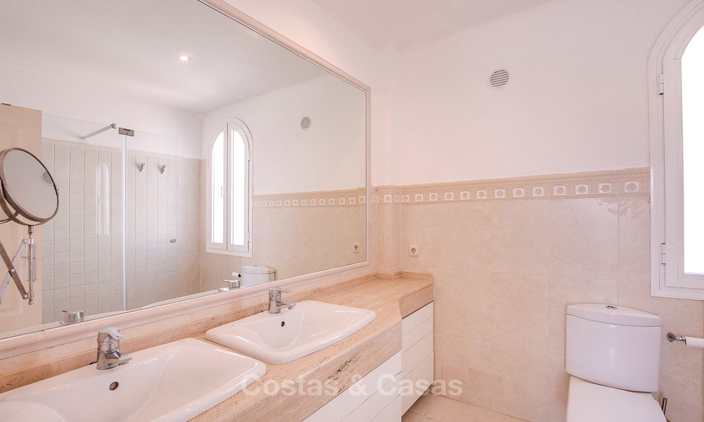 A vendre, spacieuse maison jumelée avec vue magnifique sur la mer, dans un complexe prestigieux en front de mer - Marbella Est 10060