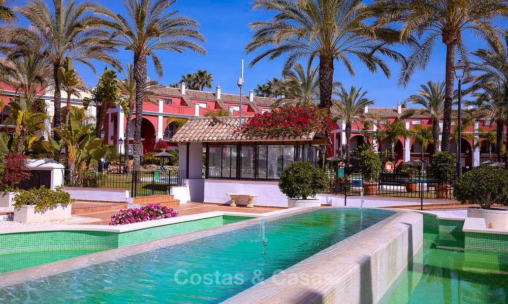 A vendre, spacieuse maison jumelée avec vue magnifique sur la mer, dans un complexe prestigieux en front de mer - Marbella Est 10062