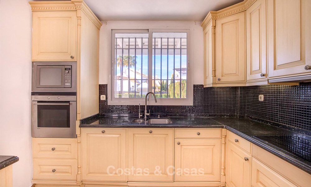 A vendre, spacieuse maison jumelée avec vue magnifique sur la mer, dans un complexe prestigieux en front de mer - Marbella Est 10066