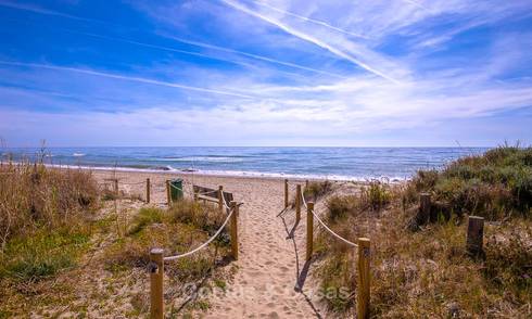 A vendre, spacieuse maison jumelée avec vue magnifique sur la mer, dans un complexe prestigieux en front de mer - Marbella Est 10068