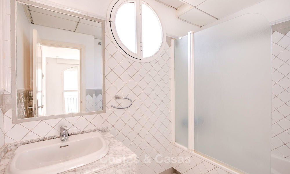 A vendre, spacieuse maison jumelée avec vue magnifique sur la mer, dans un complexe prestigieux en front de mer - Marbella Est 10070