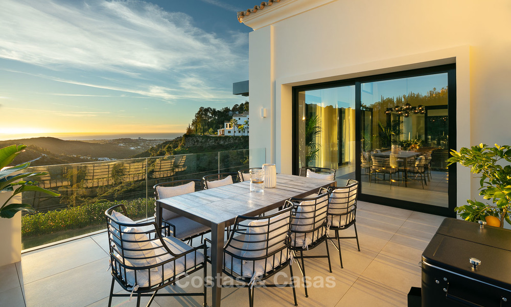 Somptueuse villa entièrement rénovée avec vue magnifique sur mer à vendre à El Madroñal, Benahavis – Marbella 10074