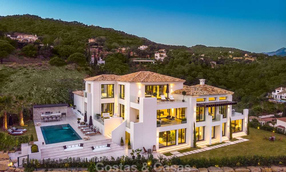 Somptueuse villa entièrement rénovée avec vue magnifique sur mer à vendre à El Madroñal, Benahavis – Marbella 10089
