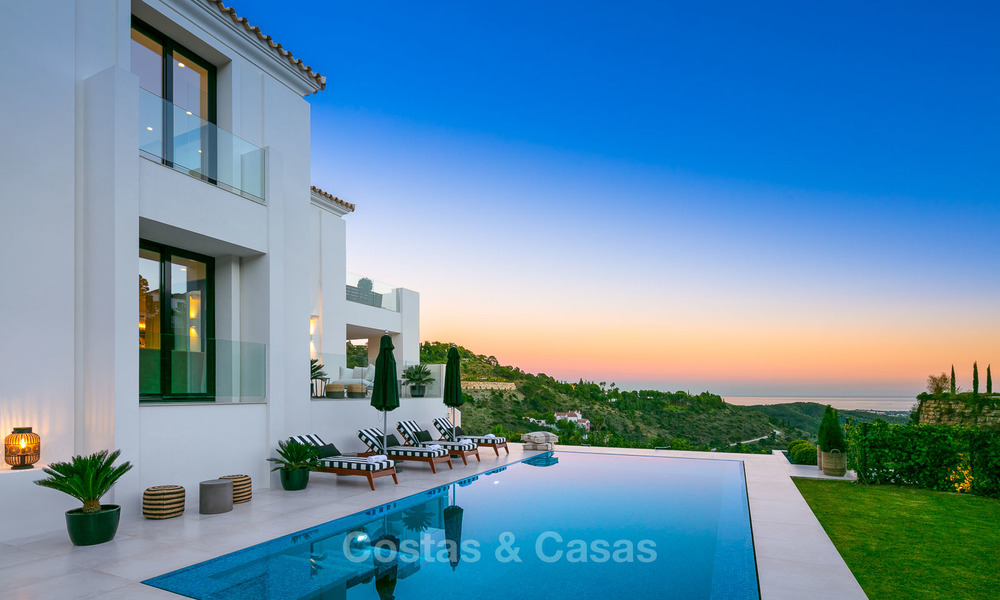 Somptueuse villa entièrement rénovée avec vue magnifique sur mer à vendre à El Madroñal, Benahavis – Marbella 10092