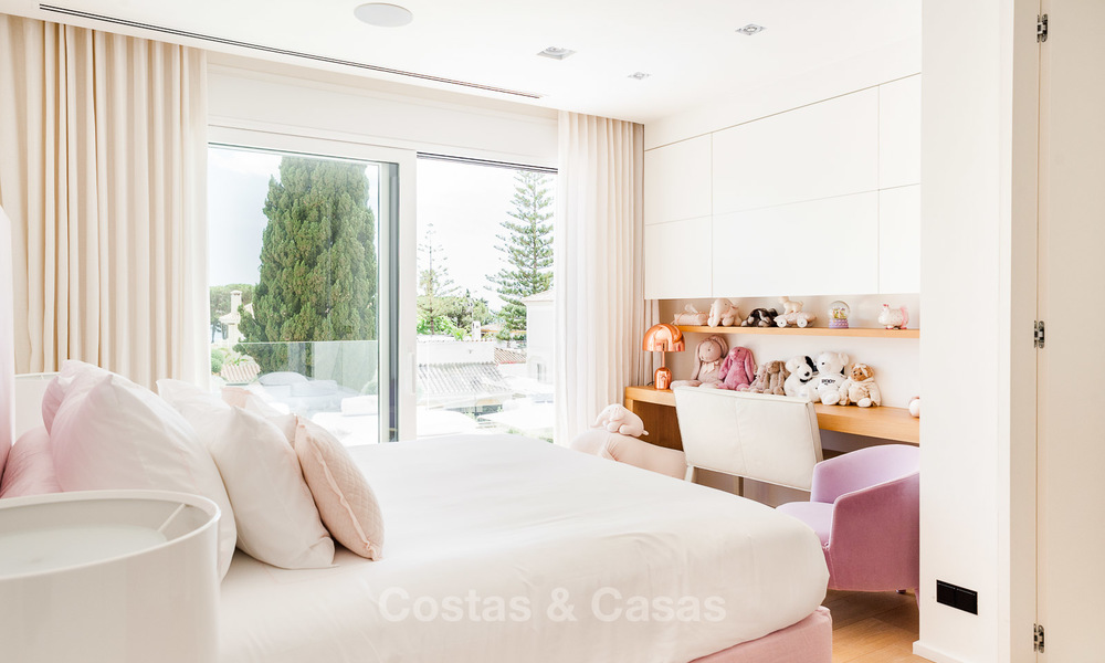 Exceptionnelle villa entièrement rénovée, près de la plage à vendre sur le prestigieux Golden Mile, Marbella 10127