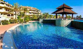 Spectaculaire appartement duplex en première ligne de plage à vendre, dans un complexe extraordinaire, Puerto Banus, Marbella 10223 