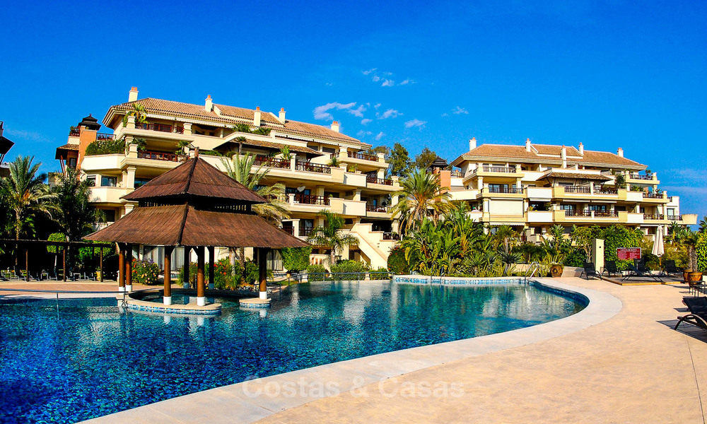 Spectaculaire appartement duplex en première ligne de plage à vendre, dans un complexe extraordinaire, Puerto Banus, Marbella 10227