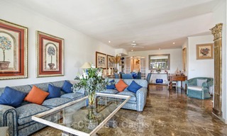 Charmant, très spacieux appartement duplex en rez-de-chaussée à vendre, première ligne de plage - Cabopino, Marbella Est 10228 