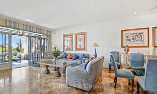 Charmant, très spacieux appartement duplex en rez-de-chaussée à vendre, première ligne de plage - Cabopino, Marbella Est 10229 