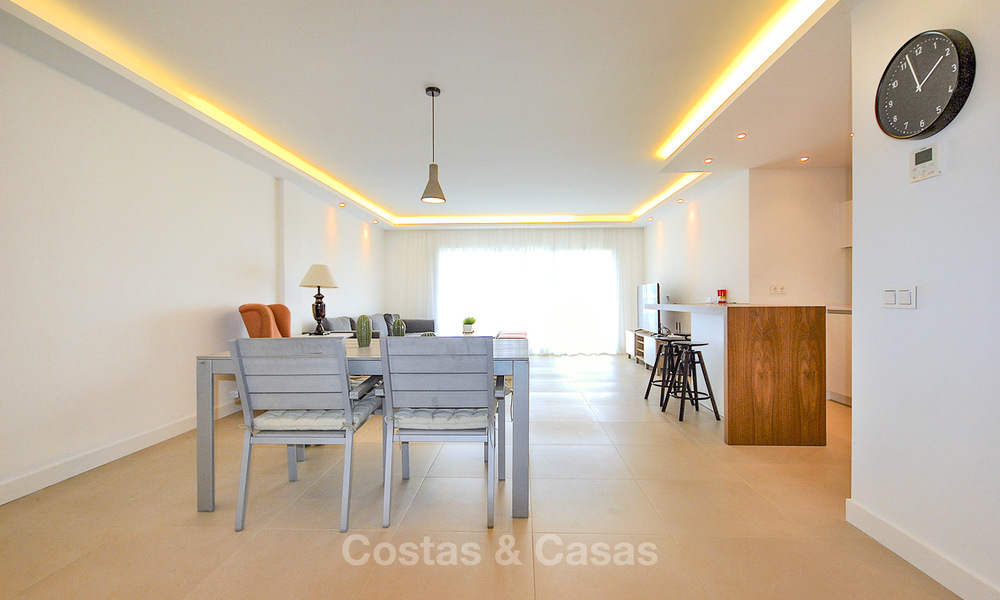 Appartement fraîchement rénové avec vue sur la mer à vendre, à quelques minutes à pied de la plage et des commodités, Nueva Andalucía, Marbella 10306