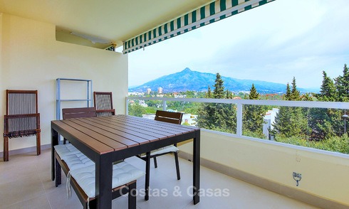 Appartement fraîchement rénové avec vue sur la mer à vendre, à quelques minutes à pied de la plage et des commodités, Nueva Andalucía, Marbella 10310