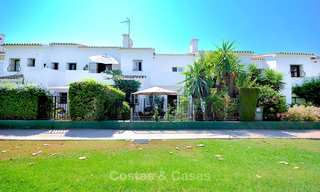 Adorable maison de ville sur un golf, entièrement rénovée, à vendre dans la Vallée de golf de Nueva Andalucía, Marbella 10458 