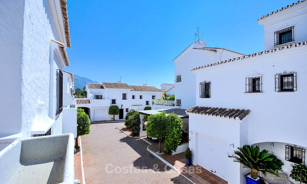 Adorable maison de ville sur un golf, entièrement rénovée, à vendre dans la Vallée de golf de Nueva Andalucía, Marbella 10470