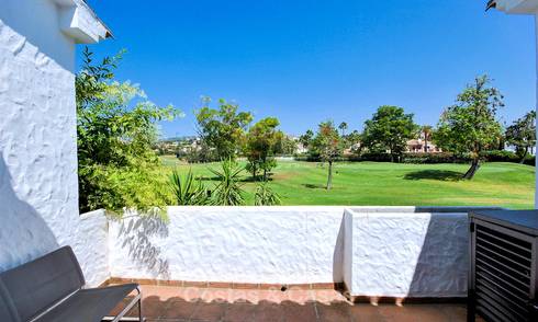 Adorable maison de ville sur un golf, entièrement rénovée, à vendre dans la Vallée de golf de Nueva Andalucía, Marbella 10472