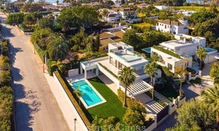 Deux spectaculaires villas contemporaines à deux pas de la plage à vendre, prêtes à emménager, Estepona East, Marbella 10502 
