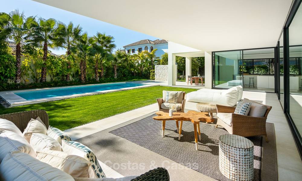 Deux spectaculaires villas contemporaines à deux pas de la plage à vendre, prêtes à emménager, Estepona East, Marbella 10510