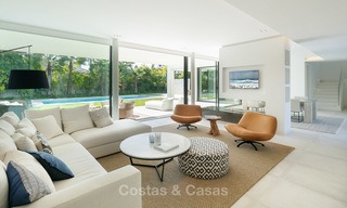 Deux spectaculaires villas contemporaines à deux pas de la plage à vendre, prêtes à emménager, Estepona East, Marbella 10516 