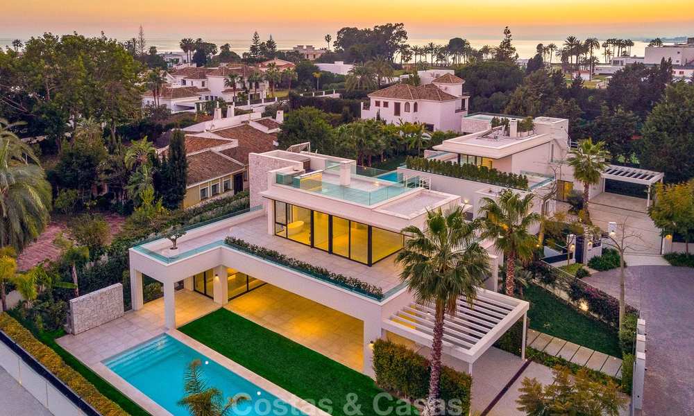 Deux spectaculaires villas contemporaines à deux pas de la plage à vendre, prêtes à emménager, Estepona East, Marbella 10520