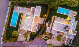Deux spectaculaires villas contemporaines à deux pas de la plage à vendre, prêtes à emménager, Estepona East, Marbella 10522 