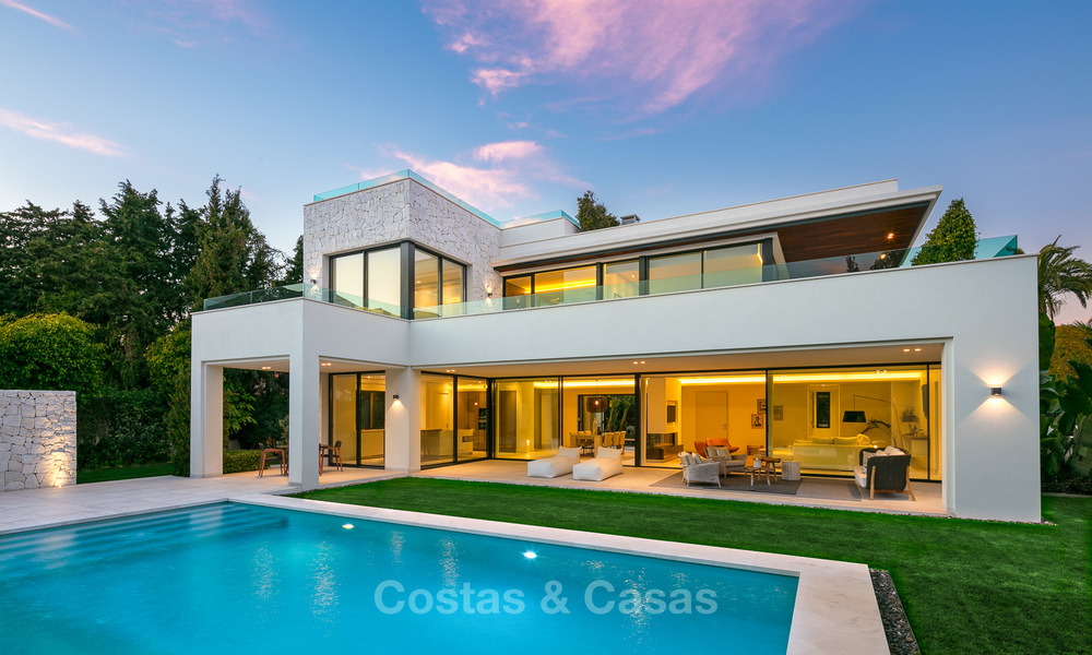 Deux spectaculaires villas contemporaines à deux pas de la plage à vendre, prêtes à emménager, Estepona East, Marbella 10524