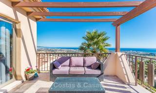 Penthouse de luxe avec vue panoramique sur la mer et les montagnes à vendre, Benahavis, Marbella 10539 