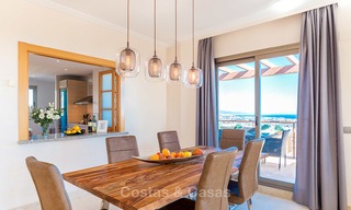 Penthouse de luxe avec vue panoramique sur la mer et les montagnes à vendre, Benahavis, Marbella 10540 