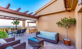 Appartement de luxe avec vue panoramique sur la mer, le golf et les montagnes à vendre, Benahavis, Marbella 10568 