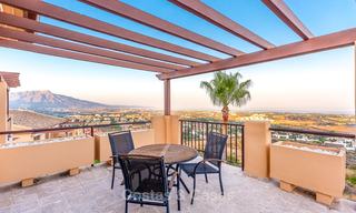 Appartement de luxe avec vue panoramique sur la mer, le golf et les montagnes à vendre, Benahavis, Marbella 10574 