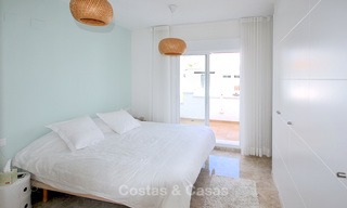 Maison de ville rénovée dans un développement recherché à vendre, à distance de marche de la plage et de Puerto Banus - Nueva Andalucia, Marbella 10586 