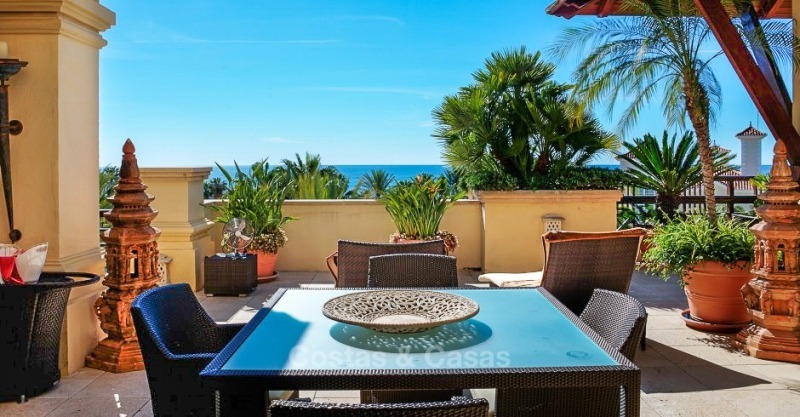 Exclusif penthouse en première ligne de plage avec vue sur la mer à vendre - Puerto Banus, Marbella 10676 