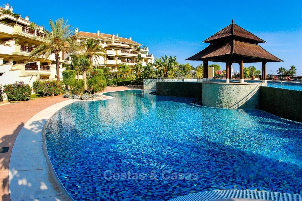Exclusif penthouse en première ligne de plage avec vue sur la mer à vendre - Puerto Banus, Marbella 10683