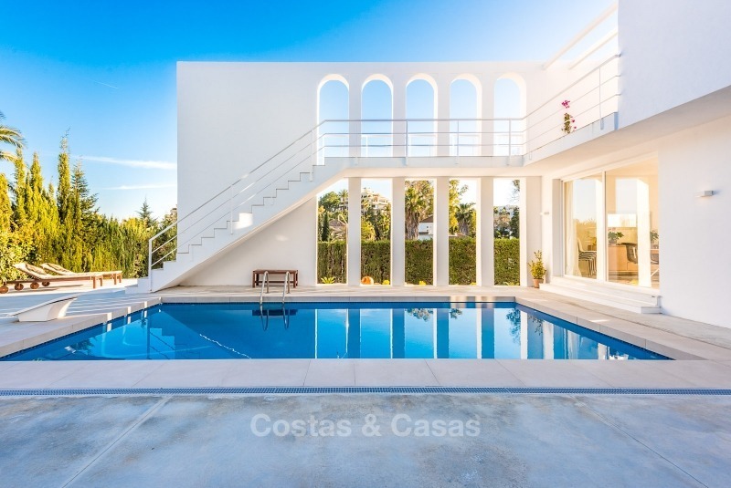 Villa de luxe entièrement rénovée, spacieuse et luxueuse à vendre au cœur de la vallée de golf de Nueva Andalucía, Marbella. 10749 