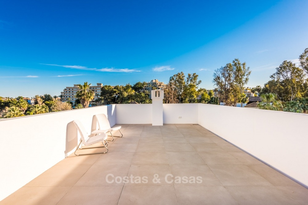 Villa de luxe entièrement rénovée, spacieuse et luxueuse à vendre au cœur de la vallée de golf de Nueva Andalucía, Marbella. 10751