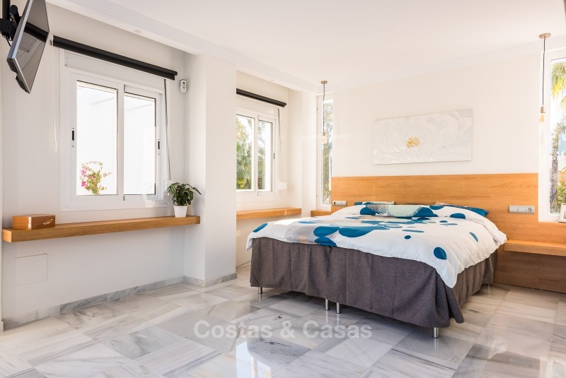 Villa de luxe entièrement rénovée, spacieuse et luxueuse à vendre au cœur de la vallée de golf de Nueva Andalucía, Marbella. 10754 