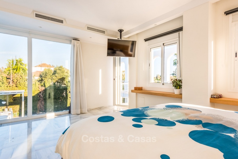 Villa de luxe entièrement rénovée, spacieuse et luxueuse à vendre au cœur de la vallée de golf de Nueva Andalucía, Marbella. 10755