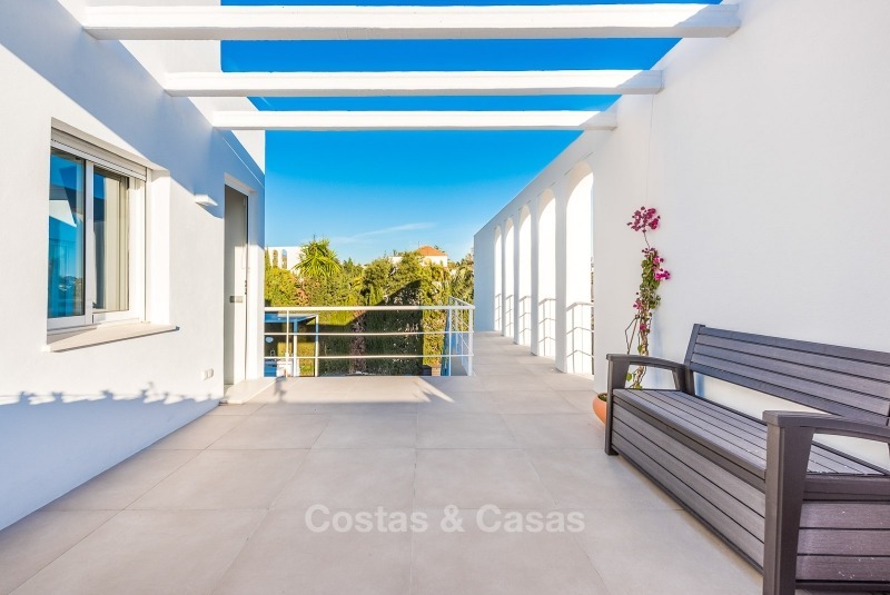 Villa de luxe entièrement rénovée, spacieuse et luxueuse à vendre au cœur de la vallée de golf de Nueva Andalucía, Marbella. 10756 