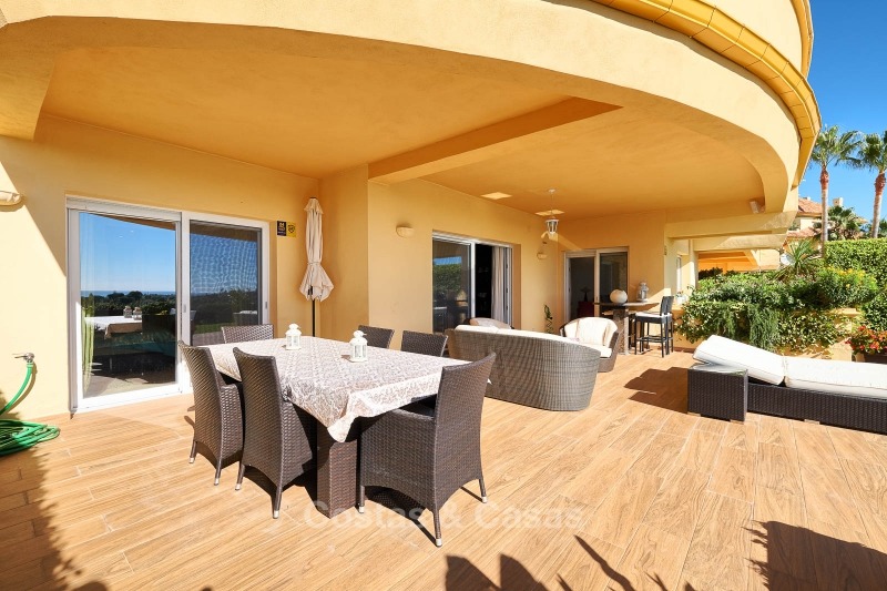 Appartements et penthouses de luxe à vendre avec vue imprenable sur le golf et la mer - Elviria, Marbella 11056 