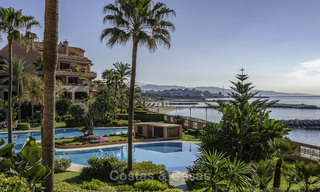 Appartement de luxe en première ligne de plage à vendre dans un complexe résidentiel exclusif, Puerto Banus, Marbella 11554 