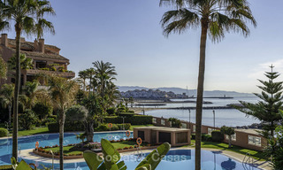 Appartement de luxe en première ligne de plage à vendre dans un complexe résidentiel exclusif, Puerto Banus, Marbella 11555 